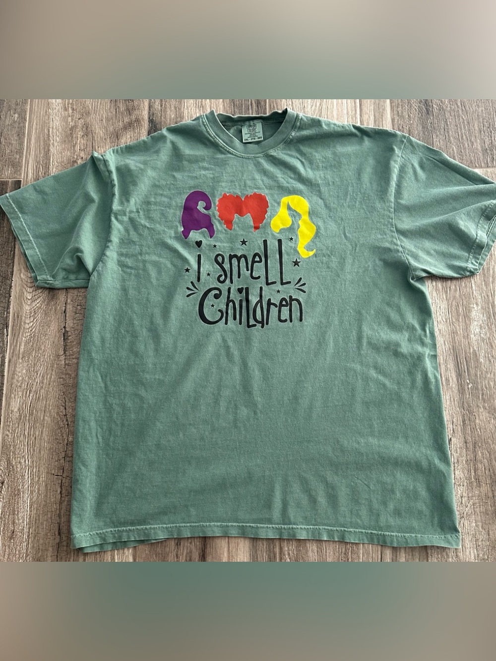 Halloween Green Graphic Tee with 'I Smell Children' Design